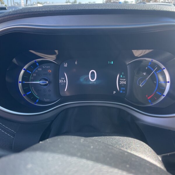 2019 Chrysler Pacifica Hybrid Limited   - Photo 18 - Sherman Oaks, CA 91423