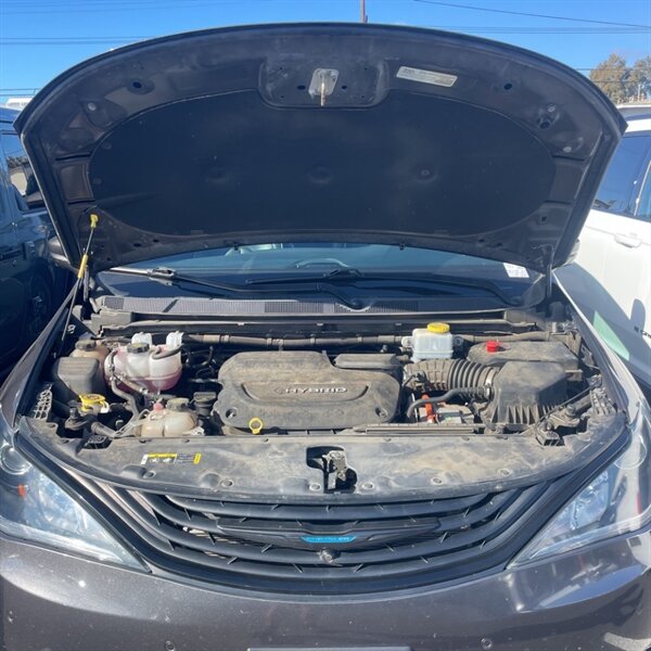 2019 Chrysler Pacifica Hybrid Limited   - Photo 23 - Sherman Oaks, CA 91423