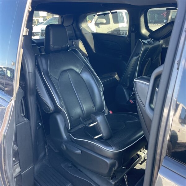 2019 Chrysler Pacifica Hybrid Limited   - Photo 11 - Sherman Oaks, CA 91423