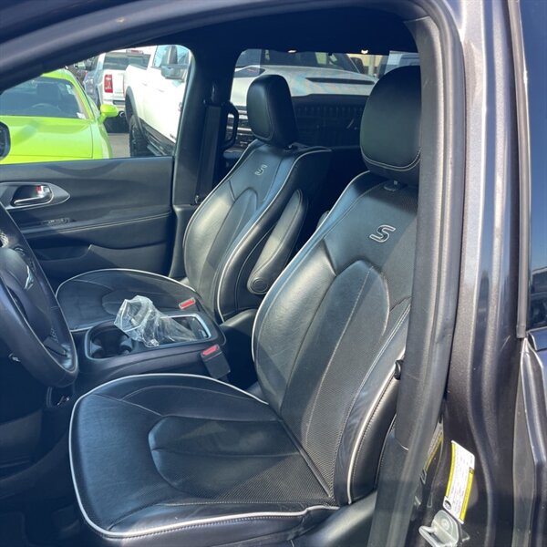 2019 Chrysler Pacifica Hybrid Limited   - Photo 10 - Sherman Oaks, CA 91423