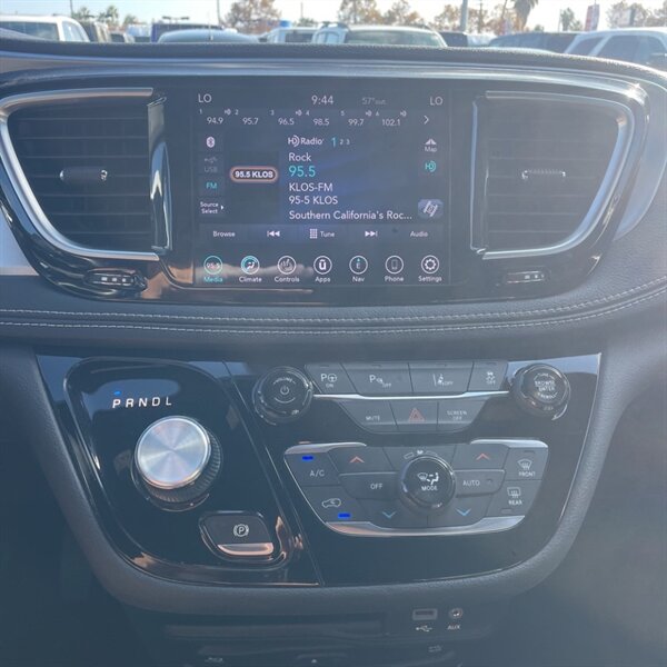 2019 Chrysler Pacifica Hybrid Limited   - Photo 19 - Sherman Oaks, CA 91423