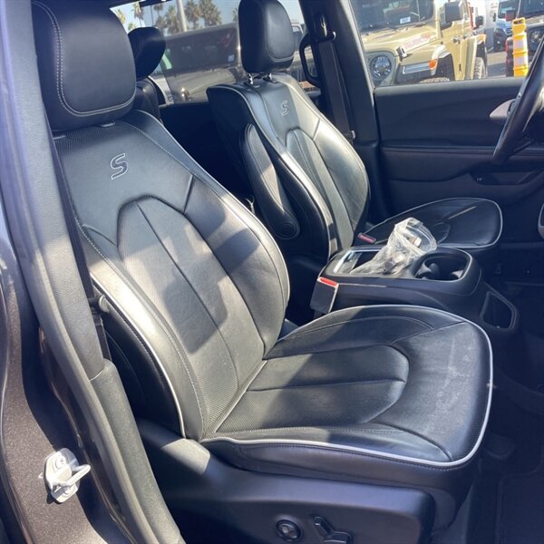 2019 Chrysler Pacifica Hybrid Limited   - Photo 16 - Sherman Oaks, CA 91423