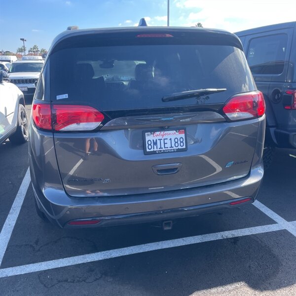2019 Chrysler Pacifica Hybrid Limited   - Photo 4 - Sherman Oaks, CA 91423