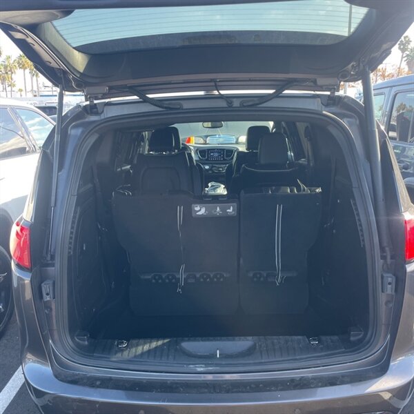 2019 Chrysler Pacifica Hybrid Limited   - Photo 9 - Sherman Oaks, CA 91423