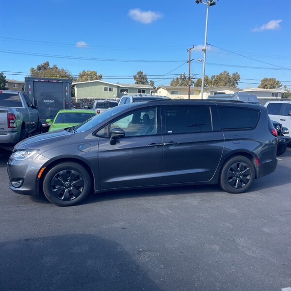 2019 Chrysler Pacifica Hybrid Limited   - Photo 3 - Sherman Oaks, CA 91423