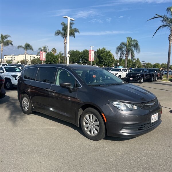2019 Chrysler Pacifica L   - Photo 1 - Sherman Oaks, CA 91423