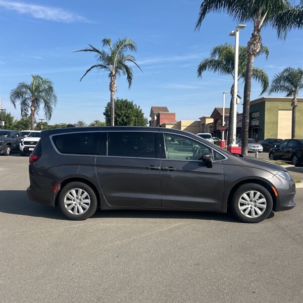 2019 Chrysler Pacifica L   - Photo 4 - Sherman Oaks, CA 91423