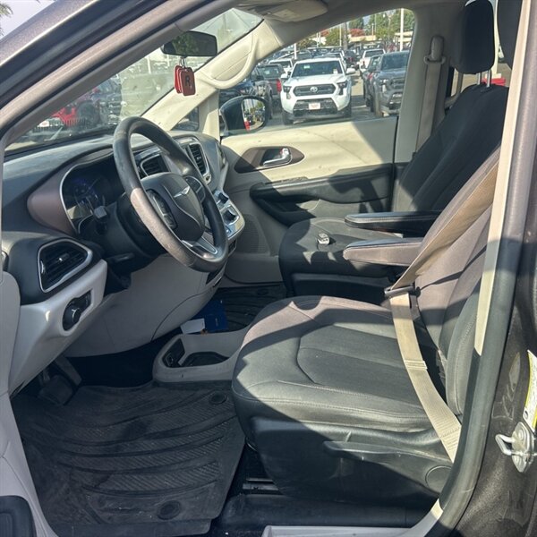 2019 Chrysler Pacifica L   - Photo 10 - Sherman Oaks, CA 91423