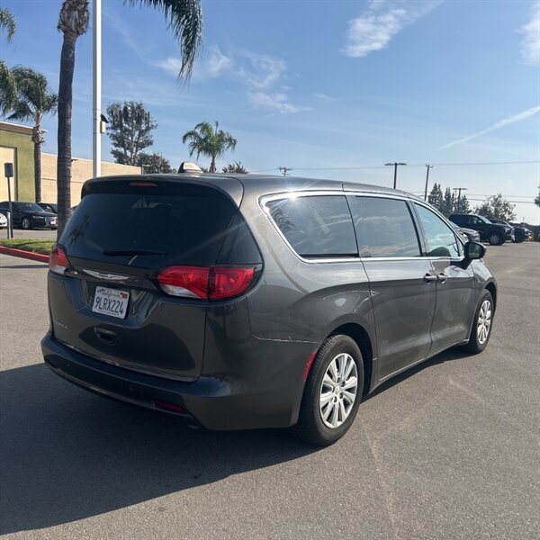2019 Chrysler Pacifica L   - Photo 5 - Sherman Oaks, CA 91423