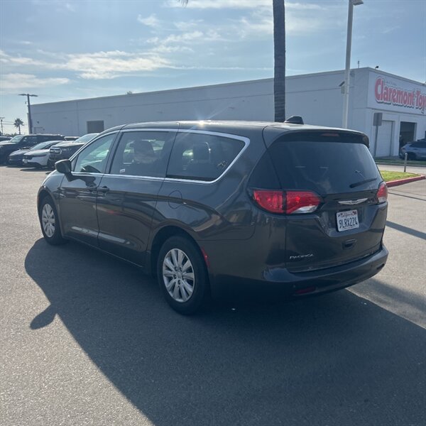 2019 Chrysler Pacifica L   - Photo 8 - Sherman Oaks, CA 91423