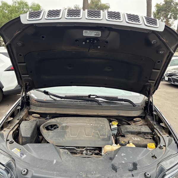 2019 Jeep Cherokee Limited   - Photo 10 - Sherman Oaks, CA 91423