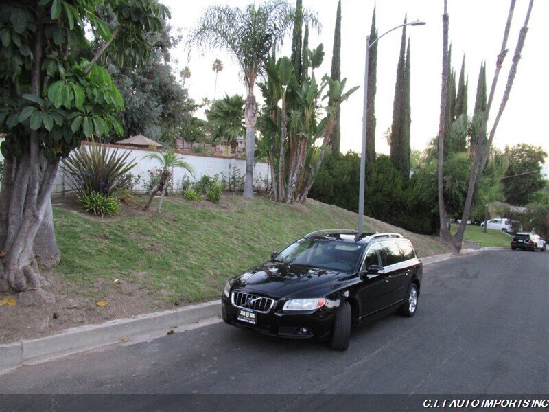 2009 Volvo V70 3.2   - Photo 2 - Sherman Oaks, CA 91423