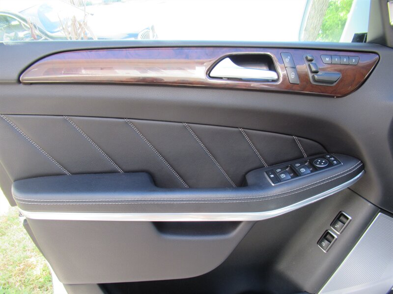 2016 Mercedes-Benz GL 550 4MATIC   - Photo 13 - Sherman Oaks, CA 91423