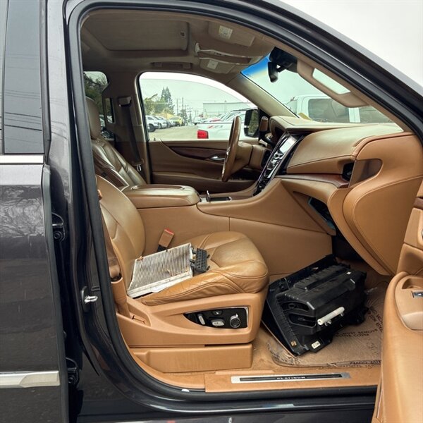 2016 Cadillac Escalade Platinum   - Photo 16 - Sherman Oaks, CA 91423