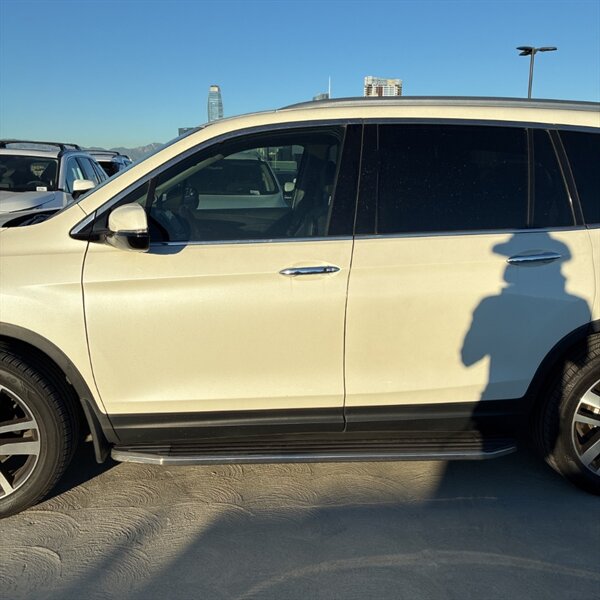2017 Honda Pilot Touring   - Photo 9 - Sherman Oaks, CA 91423