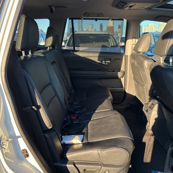 2017 Honda Pilot Touring   - Photo 19 - Sherman Oaks, CA 91423