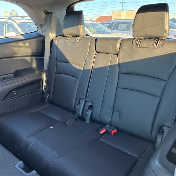 2017 Honda Pilot Touring   - Photo 20 - Sherman Oaks, CA 91423