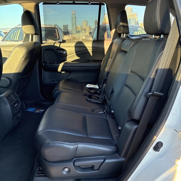 2017 Honda Pilot Touring   - Photo 16 - Sherman Oaks, CA 91423