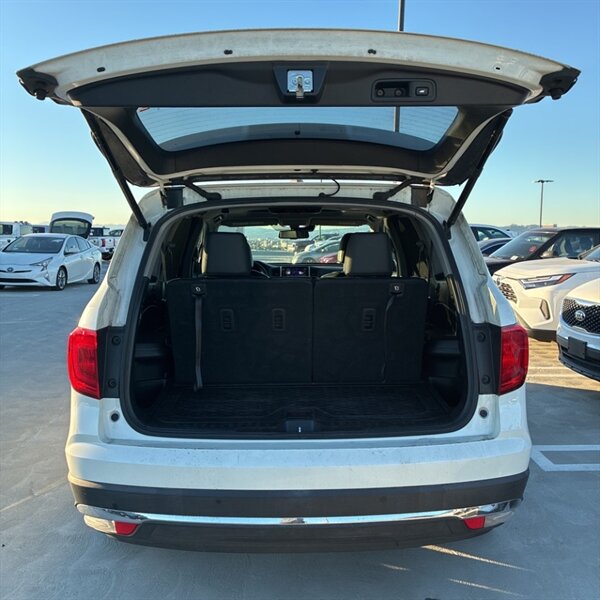 2017 Honda Pilot Touring   - Photo 10 - Sherman Oaks, CA 91423