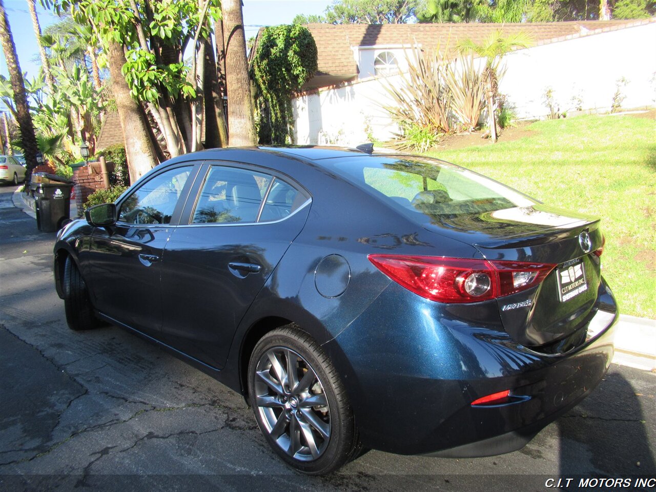 2018 Mazda Mazda3 Touring   - Photo 5 - Sherman Oaks, CA 91423