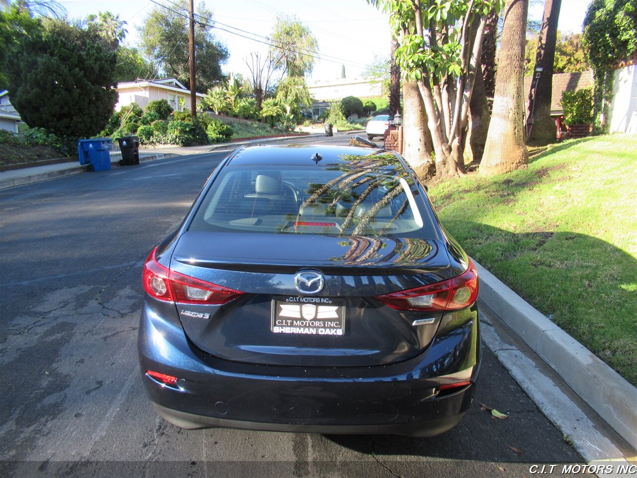 2018 Mazda Mazda3 Touring   - Photo 6 - Sherman Oaks, CA 91423