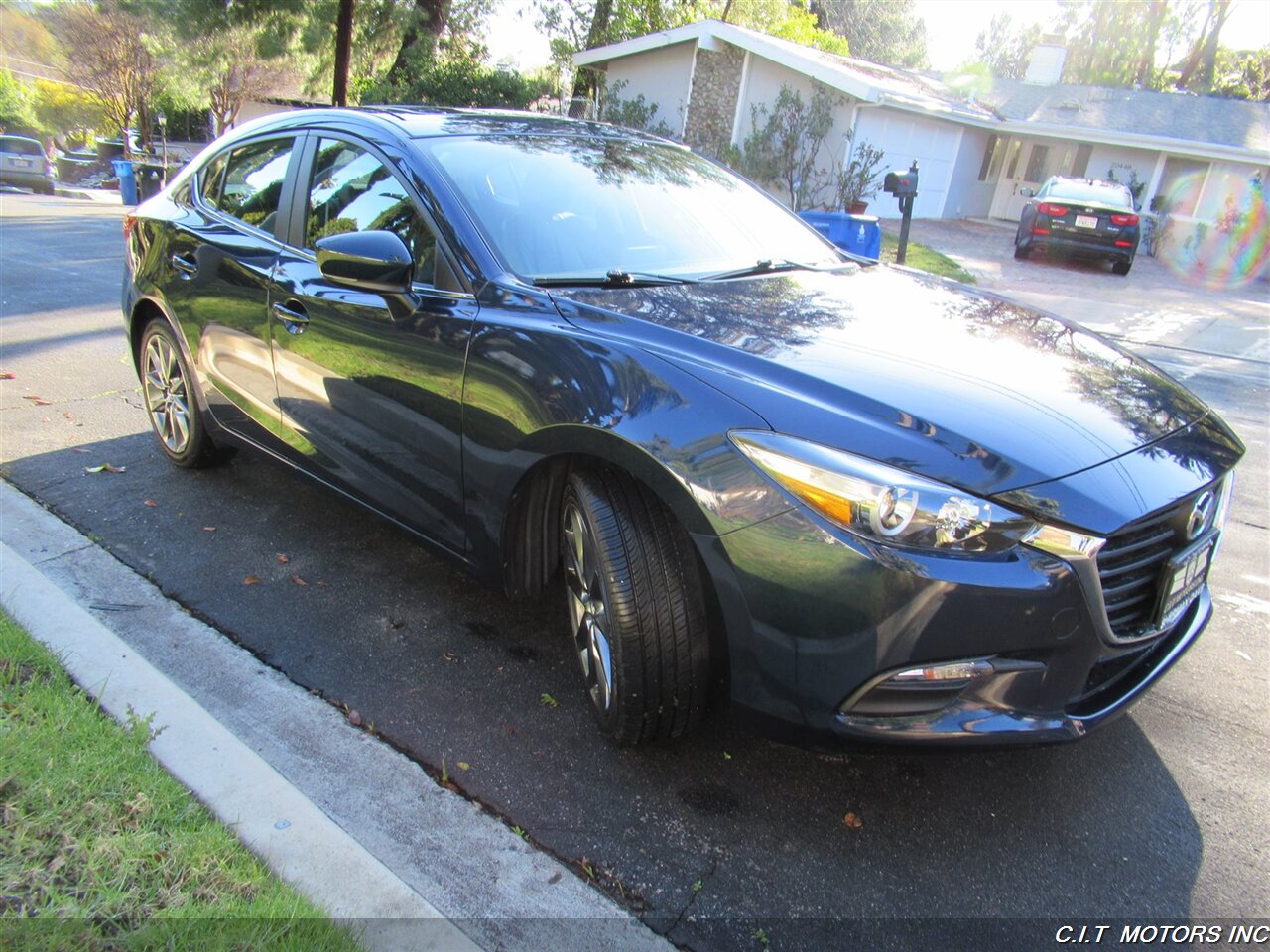 2018 Mazda Mazda3 Touring   - Photo 7 - Sherman Oaks, CA 91423