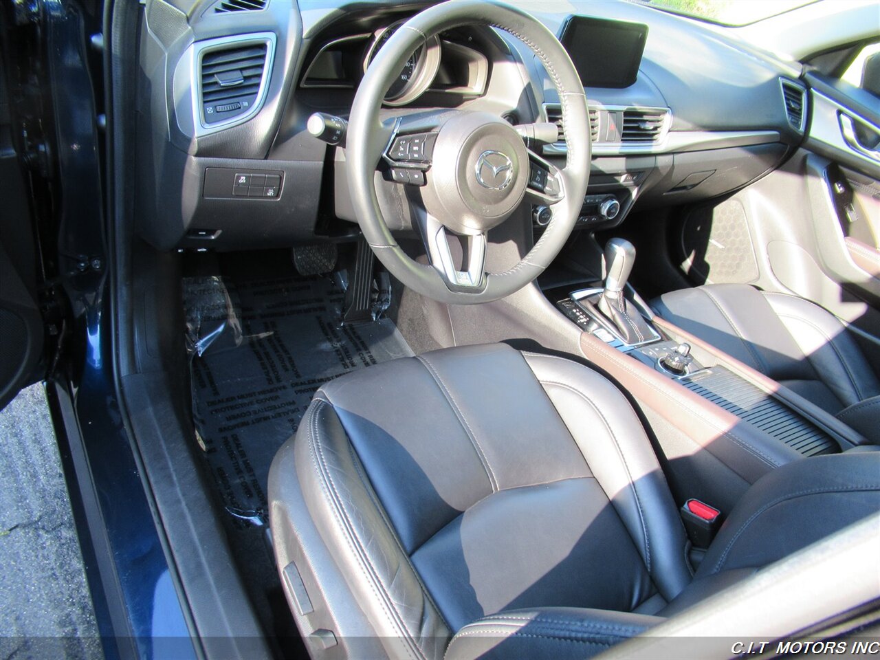 2018 Mazda Mazda3 Touring   - Photo 13 - Sherman Oaks, CA 91423