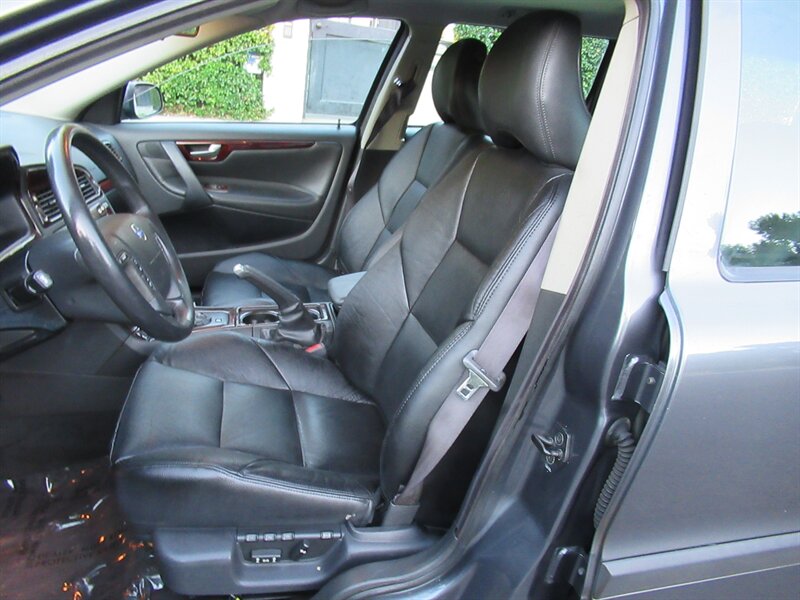 2004 Volvo V70 2.5T   - Photo 16 - Sherman Oaks, CA 91423