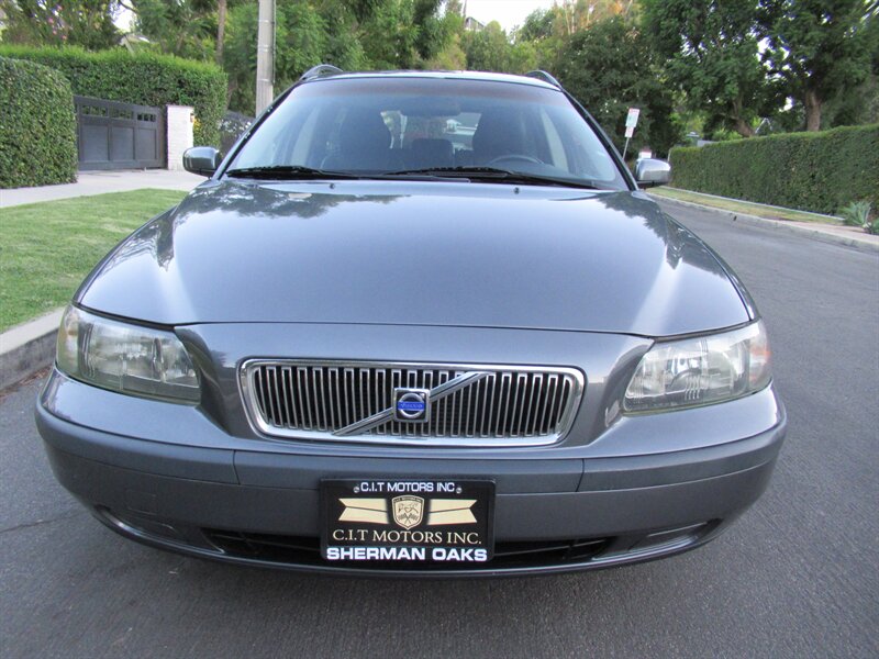 2004 Volvo V70 2.5T   - Photo 12 - Sherman Oaks, CA 91423