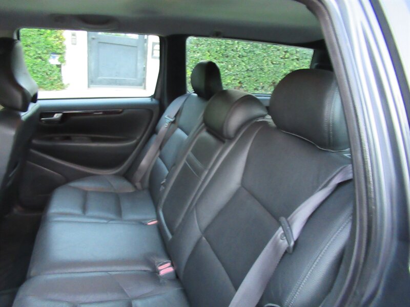 2004 Volvo V70 2.5T   - Photo 24 - Sherman Oaks, CA 91423