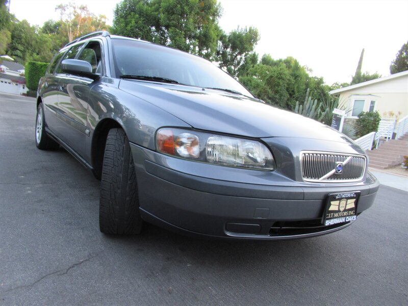 2004 Volvo V70 2.5T   - Photo 10 - Sherman Oaks, CA 91423