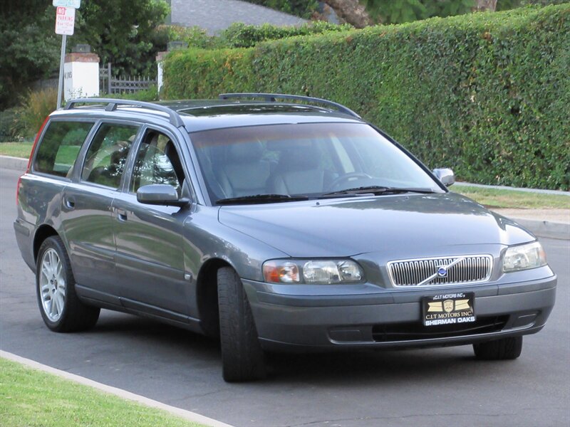 2004 Volvo V70 2.5T   - Photo 2 - Sherman Oaks, CA 91423