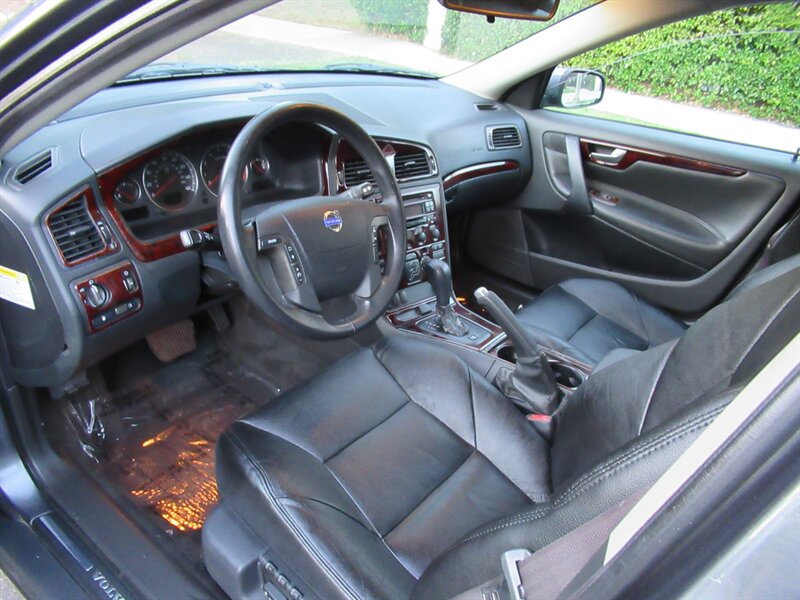 2004 Volvo V70 2.5T   - Photo 17 - Sherman Oaks, CA 91423