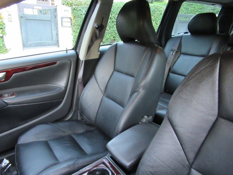 2004 Volvo V70 2.5T   - Photo 18 - Sherman Oaks, CA 91423