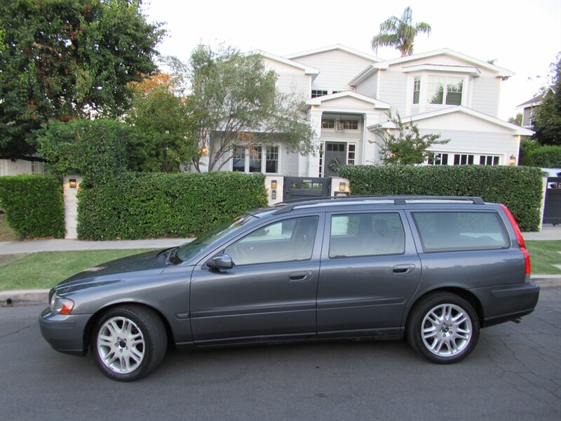 2004 Volvo V70 2.5T   - Photo 5 - Sherman Oaks, CA 91423