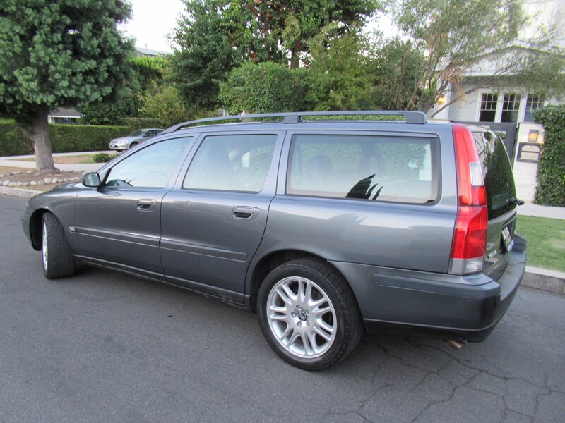 2004 Volvo V70 2.5T   - Photo 6 - Sherman Oaks, CA 91423