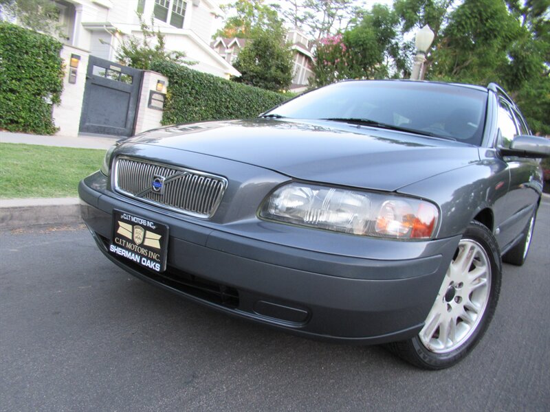 2004 Volvo V70 2.5T   - Photo 11 - Sherman Oaks, CA 91423