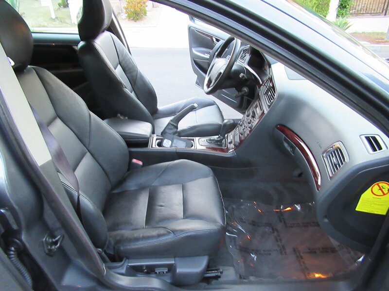 2004 Volvo V70 2.5T   - Photo 27 - Sherman Oaks, CA 91423