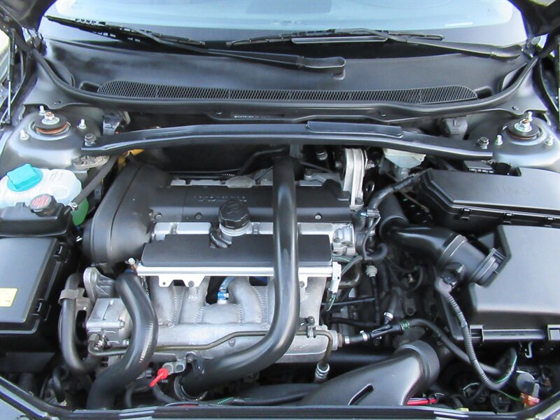2004 Volvo V70 2.5T   - Photo 33 - Sherman Oaks, CA 91423