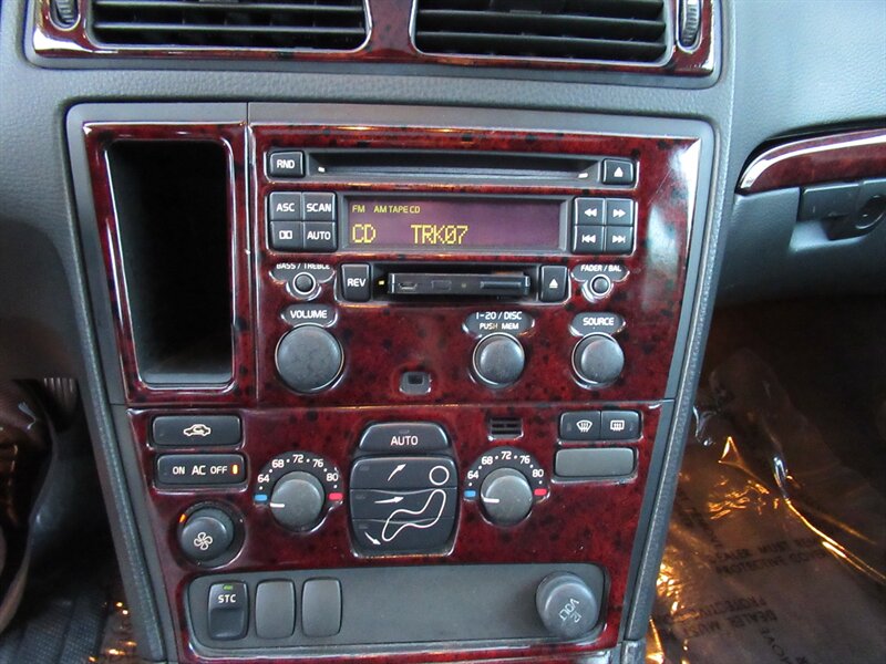 2004 Volvo V70 2.5T   - Photo 21 - Sherman Oaks, CA 91423