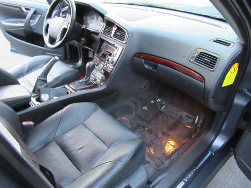 2004 Volvo V70 2.5T   - Photo 28 - Sherman Oaks, CA 91423