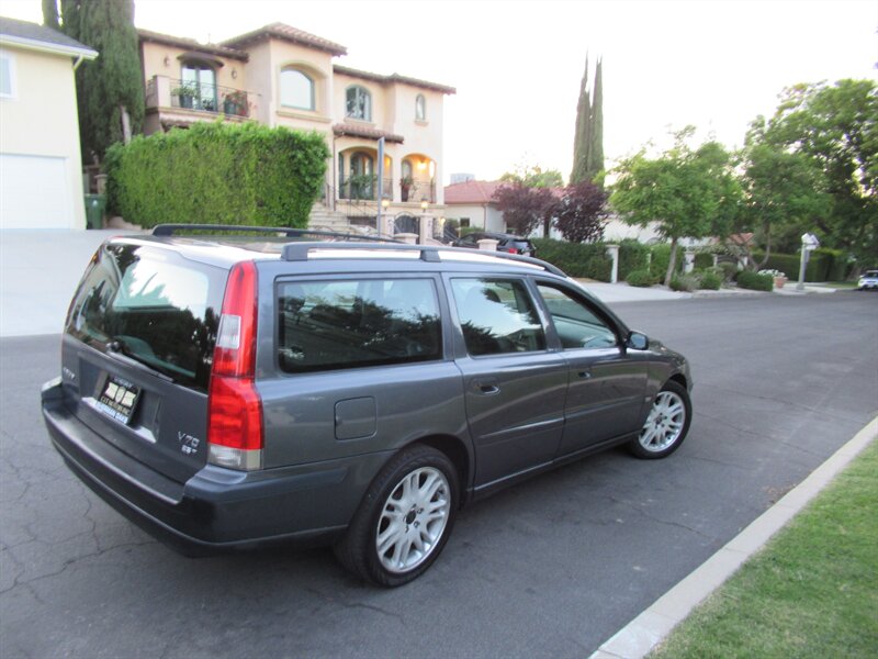 2004 Volvo V70 2.5T   - Photo 8 - Sherman Oaks, CA 91423