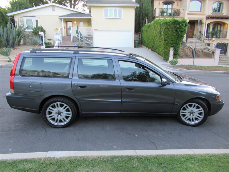 2004 Volvo V70 2.5T   - Photo 9 - Sherman Oaks, CA 91423