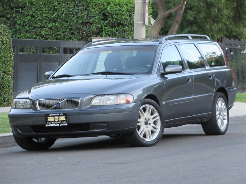 2004 Volvo V70 2.5T   - Photo 4 - Sherman Oaks, CA 91423