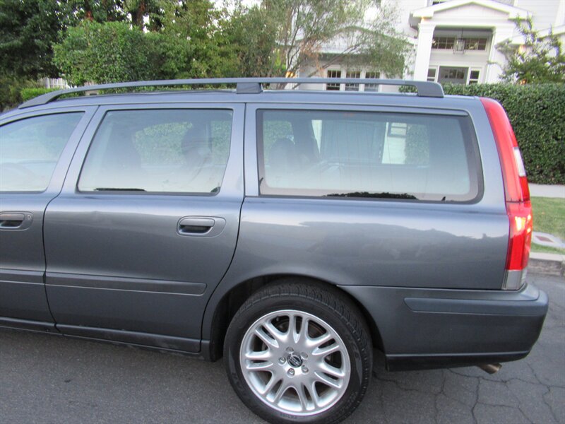 2004 Volvo V70 2.5T   - Photo 32 - Sherman Oaks, CA 91423