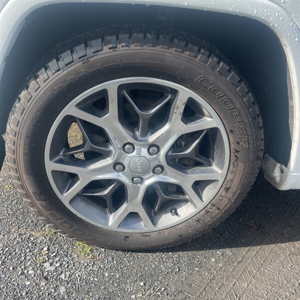 2021 Jeep Grand Cherokee Overland   - Photo 15 - Sherman Oaks, CA 91423