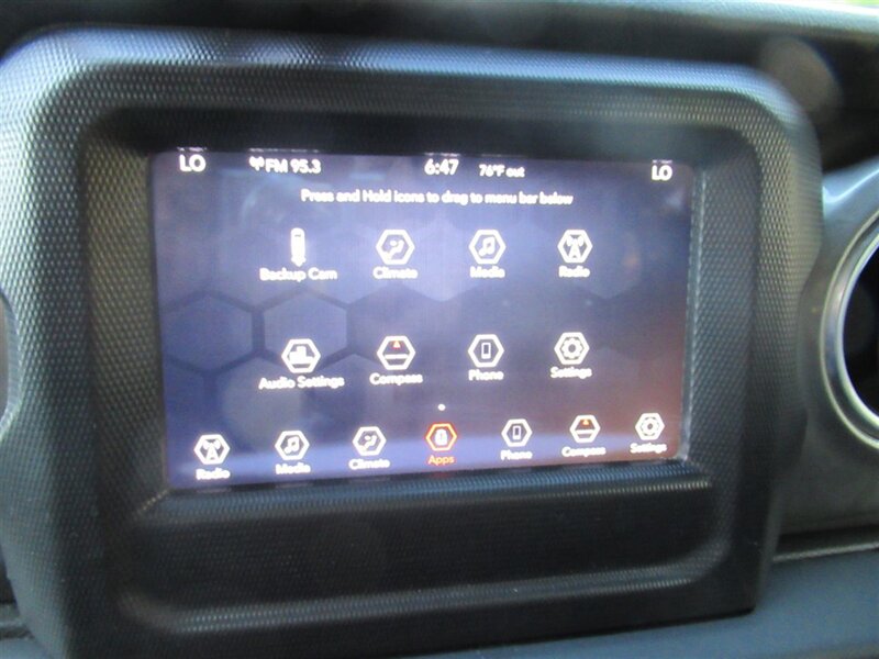 2019 Jeep Wrangler Sahara   - Photo 22 - Sherman Oaks, CA 91423