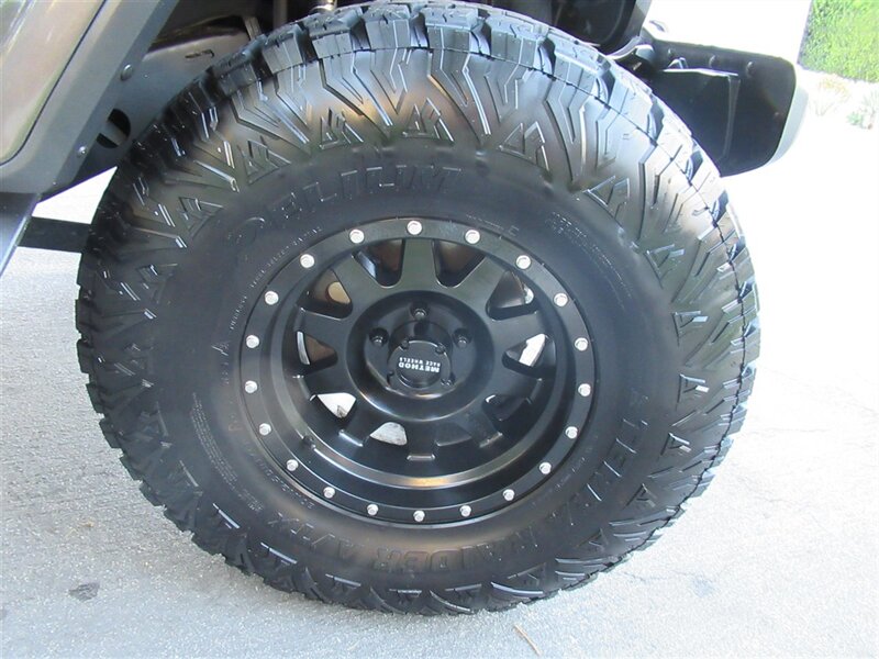 2019 Jeep Wrangler Sahara   - Photo 15 - Sherman Oaks, CA 91423