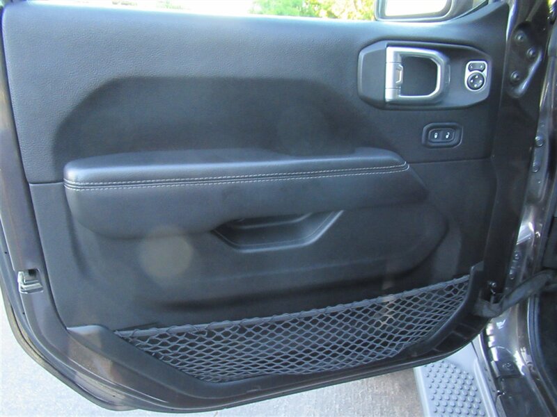 2019 Jeep Wrangler Sahara   - Photo 17 - Sherman Oaks, CA 91423