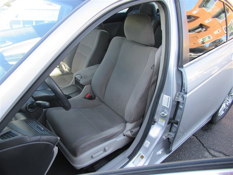 2011 Honda Accord LX-P   - Photo 8 - Sherman Oaks, CA 91423